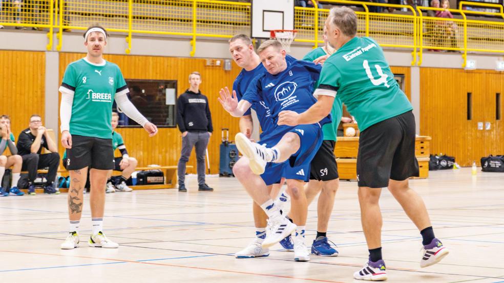 Gegen die robuste Papenburger Abwehr waren die Holthuser oft zu ungeduldig.  © Foto: Jungeblut