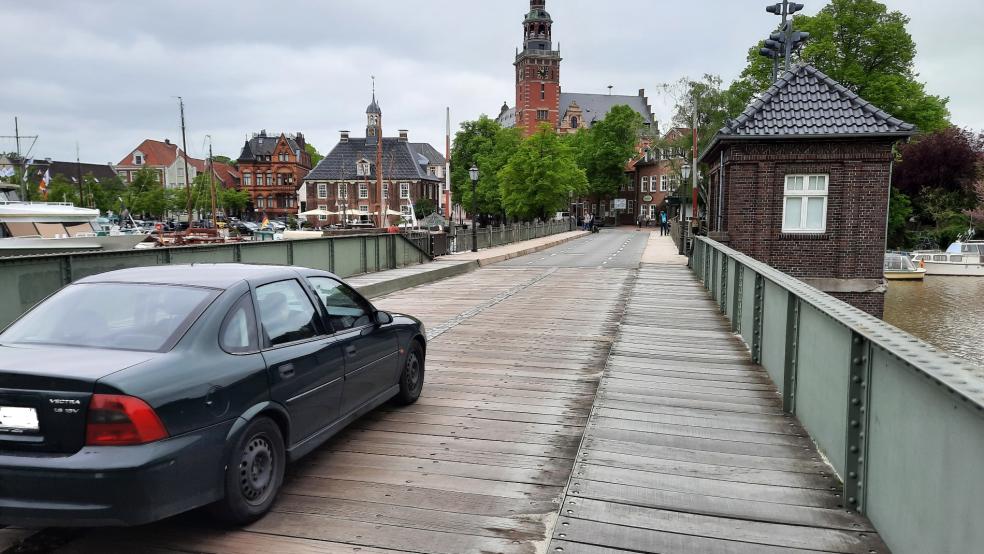 Für Schiffe und Boote, die aufgrund ihrer Höhe nicht unter der Klappe hindurchfahren können, bleibt die Rathausbrücke bis Ende November gesperrt. © Foto: Szyska