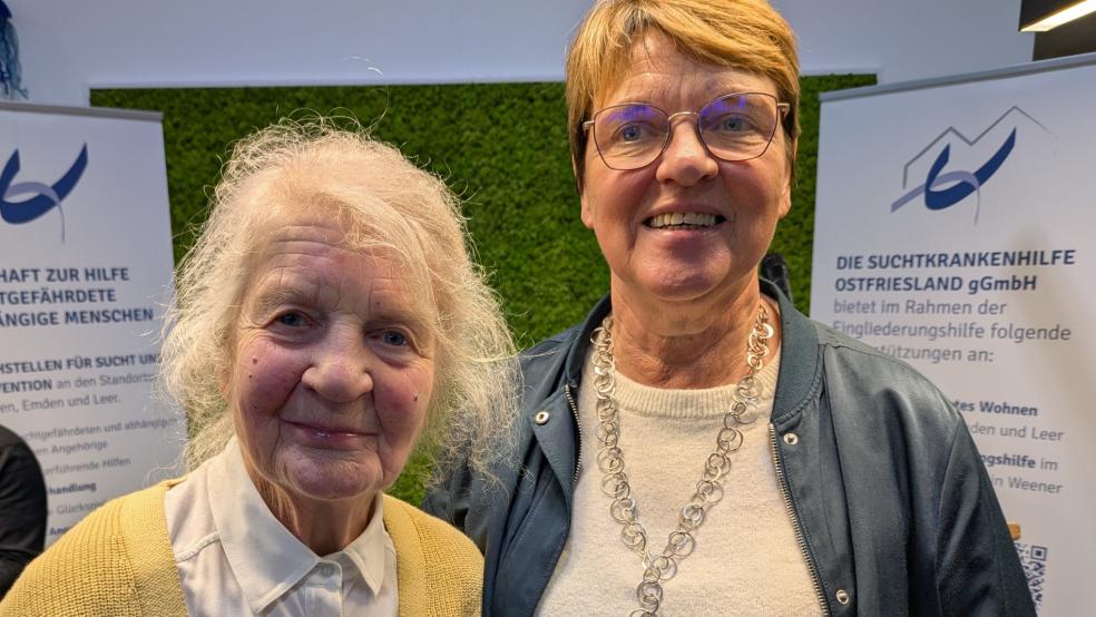 Meta Janssen-Kucz (rechts) freute sich sehr, mit Elisabeth de Boer aus Landschaftspolder die Mitgründerin und langjährige Vorsitzende der Drogenberatungsstelle Leer begrüßen zu können. © Foto: Szyska