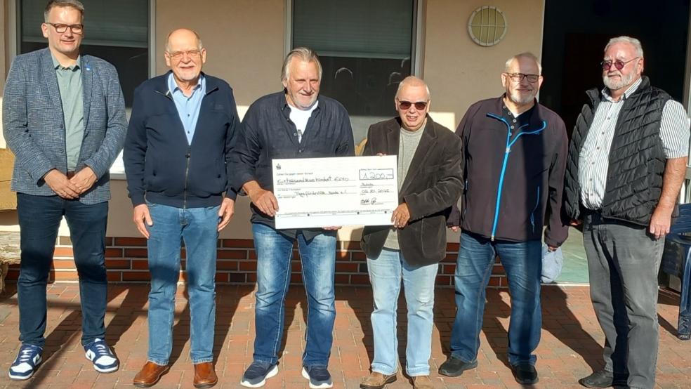 Bei der Spendenübergabe (von links): Bürgermeister Uwe Sap, den stellvertretenden Schatzmeister Alderk Huisinga (Förderstätte), DJ Otto Sap, den 1. Vorsitzenden Simon Sweers (Förderstätte), den Wymeerster Ortsvorsteher Werner Jansen und den Bunder Ortsvorsteher Karl-Georg Volkhusen. © Foto: Tagesförderstätte