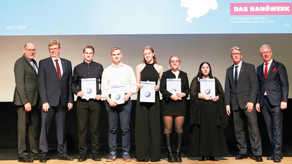 Strahlende Gesichter (von links): Eckhard Stein (Handwerkskammer Niedersachsen) und Albert Lienemann (Handwerkskammer Ostfriesland) gratulierten den ostfriesischen Landessiegern René Meinen, Hauke Tierel, Anja Thomßen, Ruth Rebecca Maas und Laura Müth­rath. Auch NHT-Präsident Mike Schneider und Jörg Frerichs, Hauptgeschäftsführer der Handwerkskammer Ostfriesland (Zweiter von rechts), ehrten die Preisträger. Es fehlen Lasse Blankenburg, Felix Jeongu Bruckmann und Tobias Reinken.  © Foto: Sonja Schröder/Megafoto