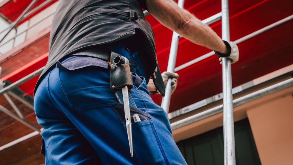 Die Gerüstbauer im Landkreis Leer sind auch dabei, wenn das Dach neu gedeckt, die Fassade gedämmt oder der Kirchturm saniert wird. Jetzt steigt ihr Lohn. © IG Bau