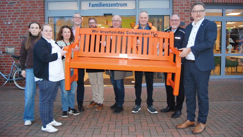 Im Bild von links Präventionsfachkraft Alice Garen, Nicole Eilers von der Bäckerei Musswessels, Präventionsfachkraft Alina Egger, Bürgermeister Heiko Abbas aus Weener, Präventionsfachkraft Stefan Post-Wattjes, Bürgermeister Hans-Peter Heikens aus Jemgum, Bäcker Bernd Warsing, Netzwerk-Sprecher Hermann Lampen und Bürgermeister Uwe Sap aus Bunde.  © Foto: Hoegen