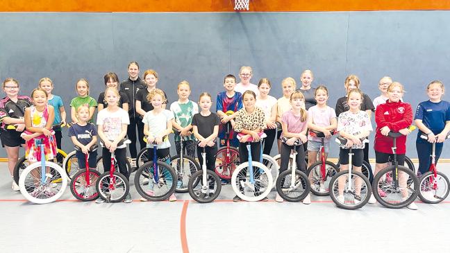 Kindern erste Einrad-Tricks beibringen