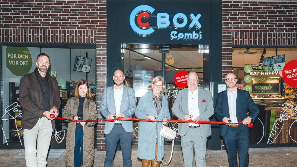 Sie schnitten am Mittwoch bei der Eröffnung der »cBox« an der Mühlenstraße 81 in Leer gemeinsam das symbolische rote Band durch (von links): Stadtbaurat Jens Lüning, Birgit Schröder (Leiterin der Unternehmensentwicklung bei Bünting), Julian Konrad (Geschäftsführer Bünting Großhandel und Service GmbH & Co. KG), Vermieterin Silvia Schmiemann, Bürgermeister Claus-Peter Horst und Kevin Schröder (stellvertretender Leiter der Unternehmensentwicklung bei Bünting).  © Foto: Bünting/Ulf Duda