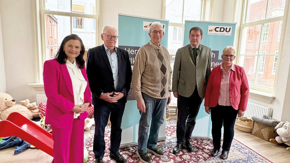 Gitta Connemann und Hildegard Hinderks ehrten Broer Wübbena-Mecima, Bernhard Klaaßen und Martin Jhering (von links) für ihre langjährige Mitgliedschaft in der CDU.  © Foto: CDU