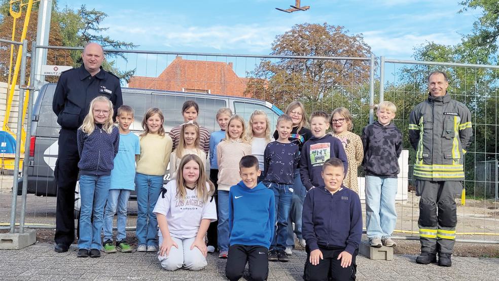 Die Viertklässler (links) und Drittklässler der Grundschule Bunde lernten anschaulich Wichtiges über den Brandschutz. Das Wissen wurde kindgerecht von Johannes Auerbach und Andre Schwandwedel (Foto rechts, jeweils außen) vermittelt.  © Fotos: privat