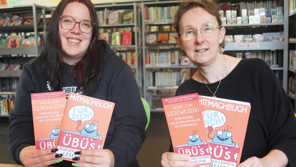 Betreuen das Pilotprojekt »ÜBÜs Club der ungezähmten Lebewesen« im Rheiderland: Stadtbibliotheks-Leiterin Sarah Möhlmann (links) und Mediotheks-Leiterin Joke Hoogendoorn.  © Foto: Busemann