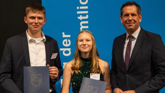 Ministerpräsident Olaf Lies ehrt zwei Rheiderländer