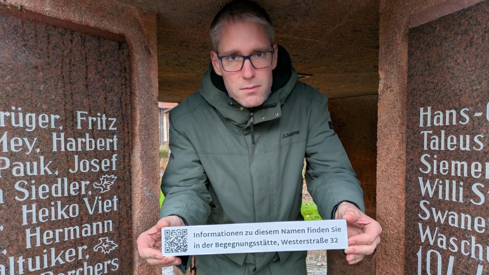 Auf dem Ehrenmal für die Opfer von Krieg und Vertreibung an der Neuen Straße in Weener wurde im Beisein von Bürgermeister Heiko Abbas eine Kunststoffplatte über den Namen des NS-Kriegsverbrechers Jakobus Onnen geklebt. © Foto: Szyska