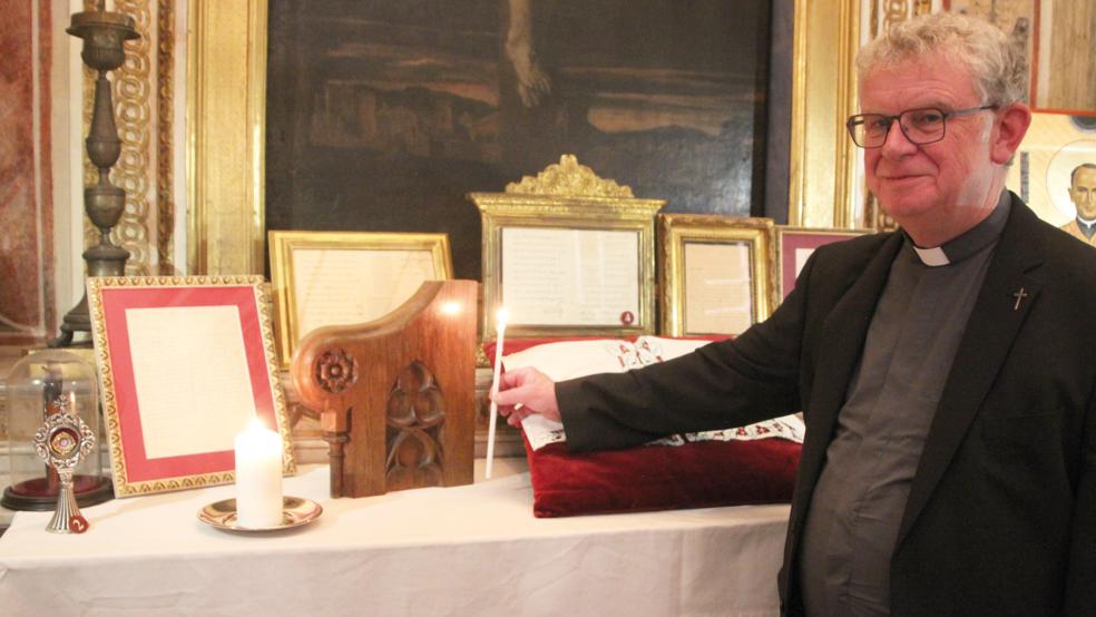 Propst Christoph Giering übergab jetzt in Rom ein Fragment des Beichtstuhls aus der Lübecker Propsteikirche an die Gedenkstätte für die Märtyrer des 20. Jahrhunderts in der Basilika San Bartolomeo all’Isola. Die Gedenkstätte in der italienischen Hauptstadt beherbergt Reliquien und Erinnerungsstücke von Märtyrern verschiedener Konfessionen.  © Foto: Chwalek (Erzbistum Hamburg)