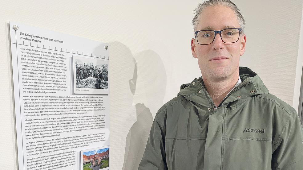 Bürgermeister Heiko Abbas neben der Informationstafel in der Begegnungsstätte »Jüdisches Leben in Weener«.  © Foto: Szyska