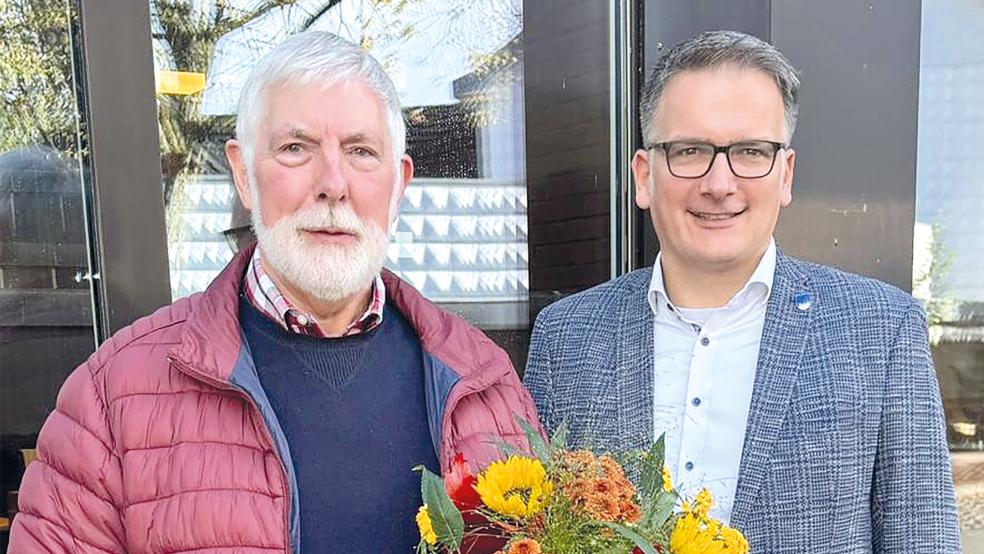 Georg Huisinga aus Boen wurde von Bürgermeister Uwe Sap für sein Lebenswerk geehrt.  © Fotos: Gemeinde Bunde