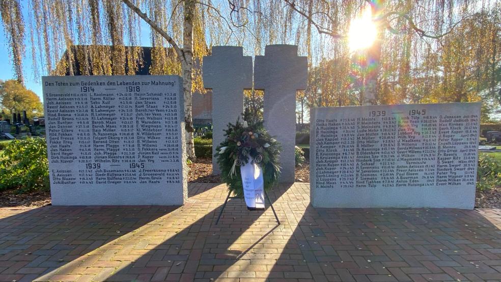 Das Ehrenmal für die Gefallenen der Weltkriege in Wymeer. Am Volkstrauertag wird überall im Rheiderland an die Opfer erinnert. Warum er das nach wie vor für wichtig hält, das beschreibt Kai-Uwe Hanken in einem Kommentar. © Hanken (Archiv)