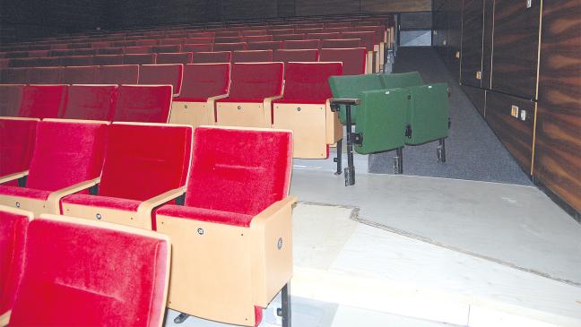 Jetzt ganz in Rot: Neue Stühle in der Oberschul-Aula