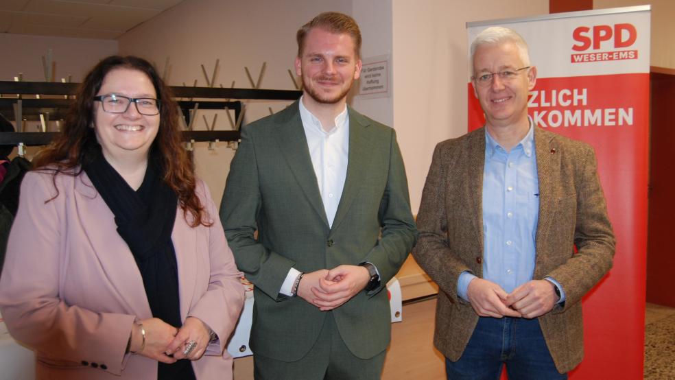 Die SPD-Kreisvorsitzende Anja Troff Schaffarzyk, SPD-Generalsekretär Tim Klüssendorf und Landrat Matthias Groote heute vor der Eröffnung des Parteitages in der DGA in Bunde. © Hoegen