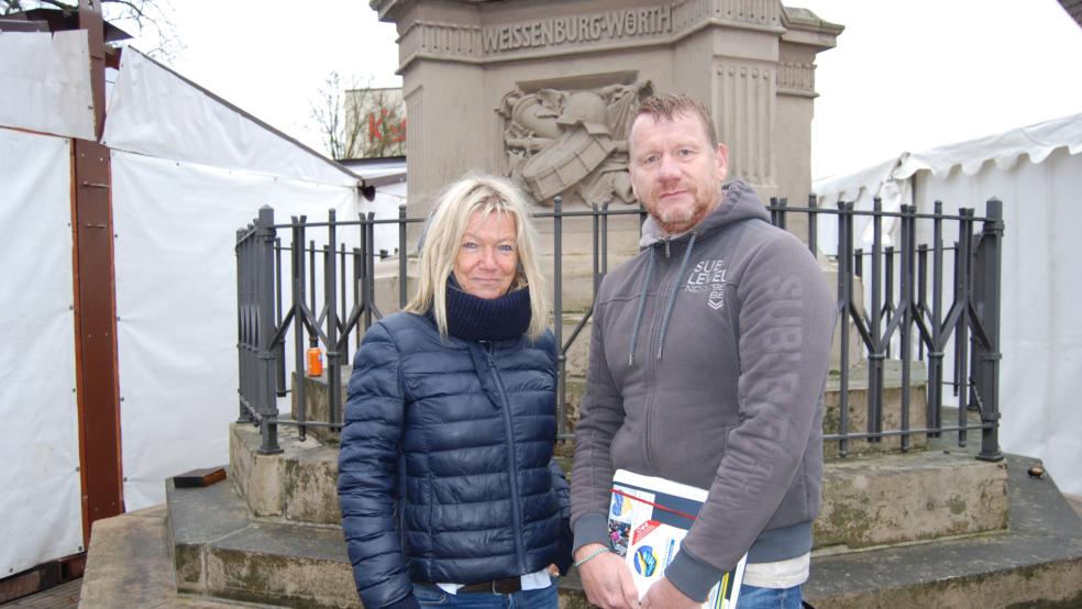 Mechthild Tammena und Michael Kröger vor dem Kriegerdenkmal in der Fußgängerzone. Hier findet am Montag auf dem Denkmalplatz auch die Mahnwache für Frieden und Solidarität mit der Ukraine statt. © Hoegen