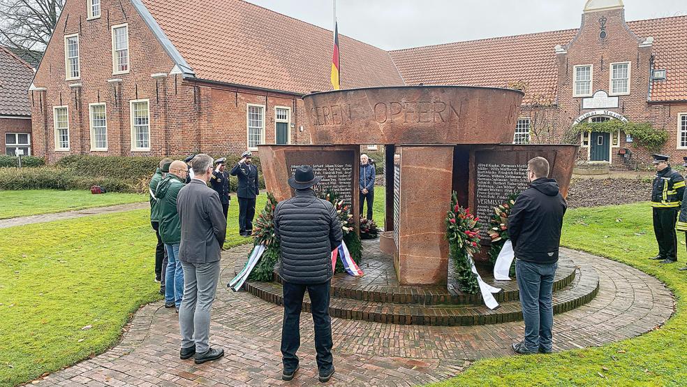 Mit der Niederlegung von sieben Kränzen und einer Schweigeminute endete vor dem Heimatmuseum in Weener das feierliche Gedenken der Toten von Krieg und Gewaltherrschaft.  © Foto: Kuper