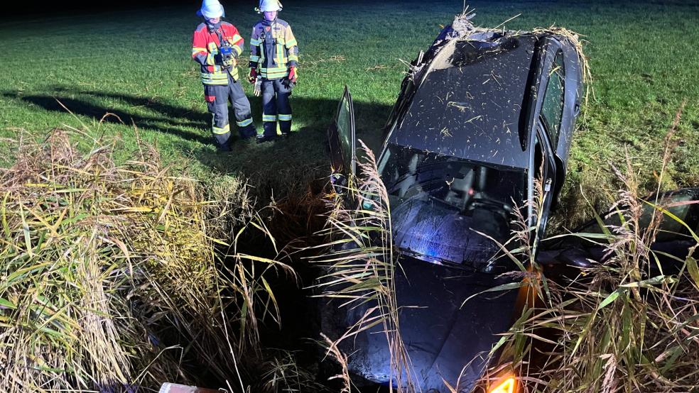 Das Auto landete nach dem Unfall im Graben. © Feuerwehr Krummhörn
