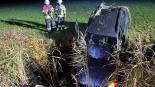 Fahrzeug landet nach Unfall im Graben