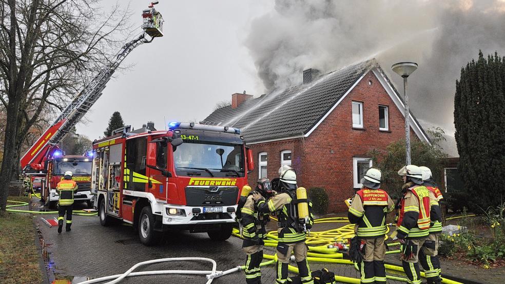 Der Dachstuhl eines Doppelhauses steht in Flammen. © Foto: Wolters