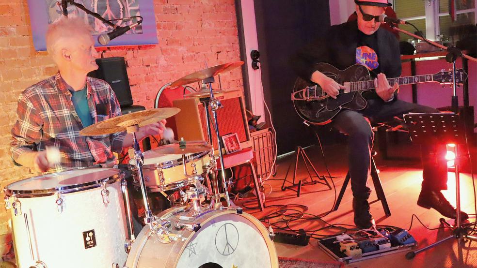 Das Duo »E&B Haircut« um Andreas Bahlmann (links) und Eckhard Harjes gab ein Konzert im Bürgerhaus.  © Foto: Ammermann