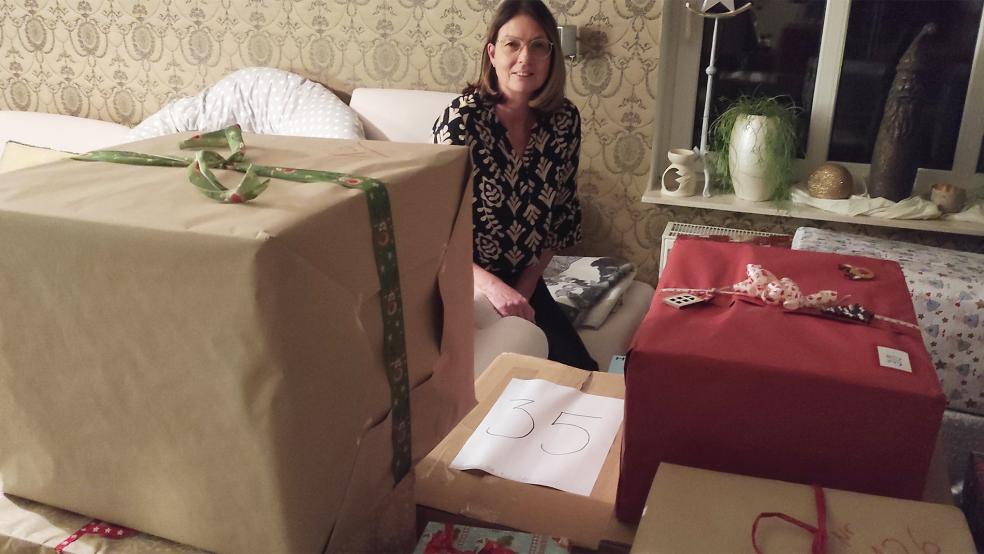 In der Adventszeit ist das Wohnzimmer der Familie Donker für die Pakete reserviert. Bis zum 15. Dezember stapeln sich hier Kartons in allen Größen und Gewichtsklassen und warten darauf, bedürftigen Kindern zu Weihnachten beschert zu werden.  © Foto: Himstedt