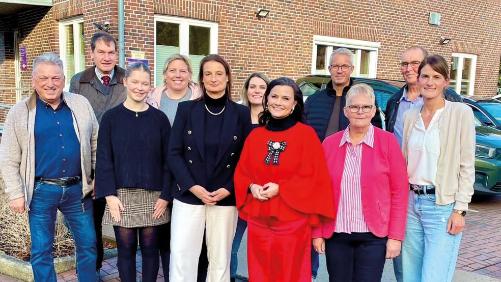 Kleiner »Pflegegipfel« mit der CDU bei der Diakoniestation Weener: (von links) Vorsitzender Paul Bloem, Anna Friedsam (Bundesfreiwilligendienstleistende), Geschäftsführerin Hanna Koenen, Gitta Connemann, Hildegard Hinderks (Vorsitzende CDU Weener)und Insa Sanders (Leitung Tagespflege). Hinten links: Martin Ihering (CDU), die Pflegedienstleiterinnen Anja Smid und Nadine Jäschke sowie Lükko Robbe und Reinhard Schüür von der CDU Weener.  © Foto: privat