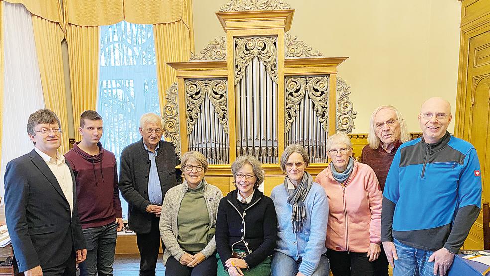 An der kirchenmusikalischen Fortbildung an der Ahrend-Orgel im Organeum wirkten mit (von links) Winfried Dahlke (Dozent), Lasse Heidotting (Hoogstede), Friedrich Engelke (Hamburg), Gabriele Blum (München), Dagmar Lübking (Dozentin), Silke Greiber (Loga), Henni Emme (Wilsum) sowie aus Nordhorn Gerhard Schulte und Dirk Baasner.  © Foto: Kuper
