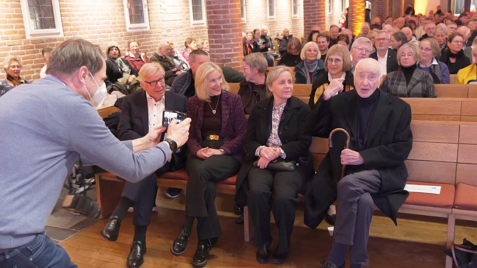 Die Kunsthalle Emden zeigt rund 100 Werke des Schauspielers Armin Mueller-Stahl. Der Künstler ließ es sich nicht nehmen bei der Ausstellungseröffnung dabei zu sein.  © Foto: Jürgens