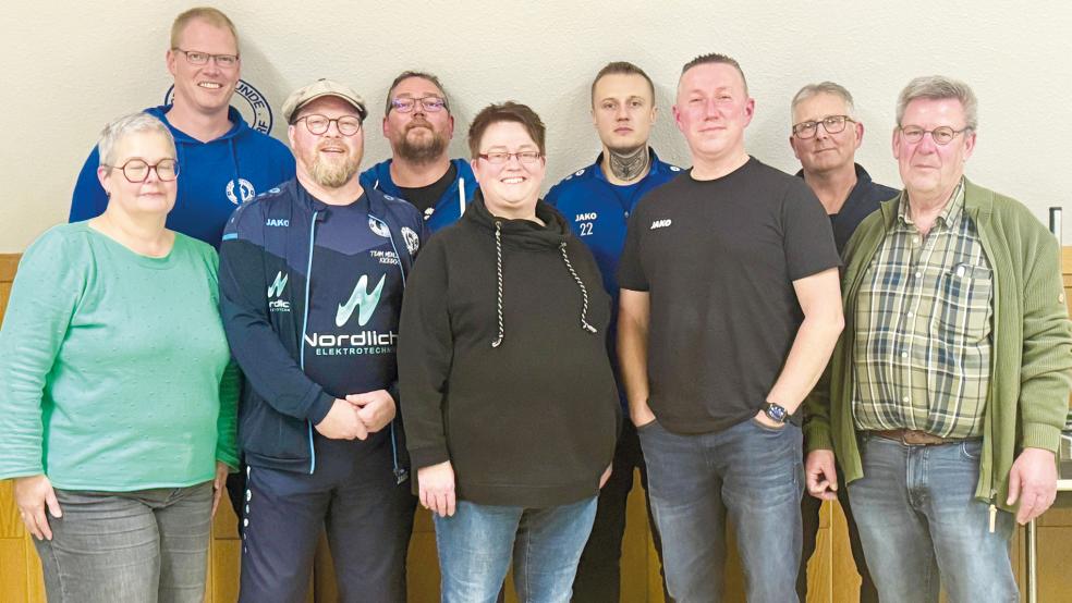 Der Vorstand der Sportfreunde Möhlenwarf: Hartmut Janssen (Dritter von rechts) ist der neue 1. Vorsitzende. Vier Beisitzer fehlen auf dem Foto.  © Foto: privat