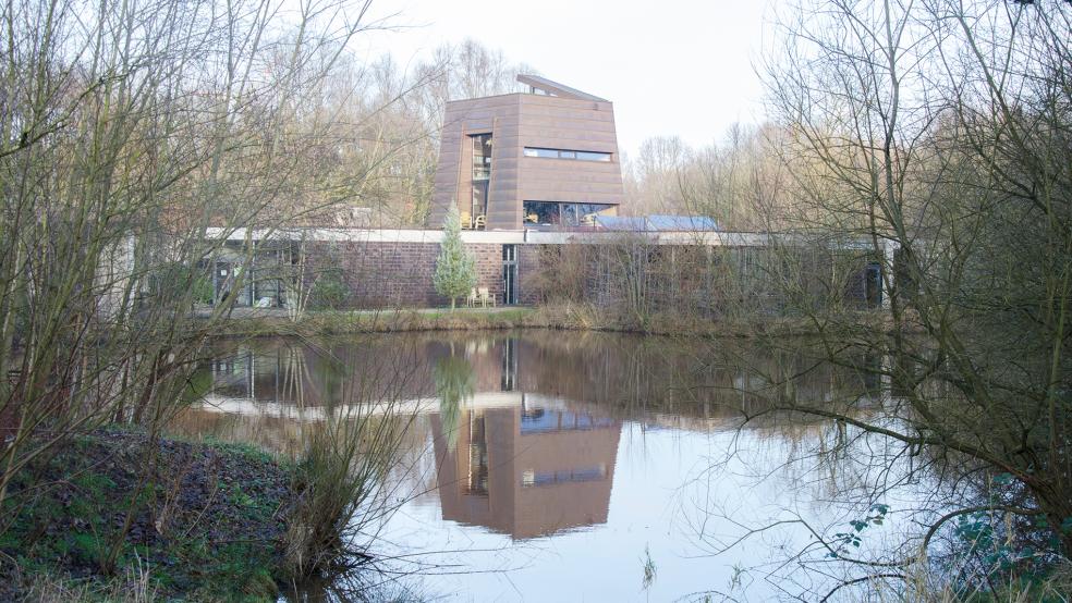 Das Kunsthaus im Hessepark steht für eine Symbiose von Kultur und Natur. Was nach dem Tode von Bauherr und Architekt Jan Timmer aus dem Gebäude und dem Park-Areal wird, ist noch nicht ganz klar.  © Archivfoto: Hanken