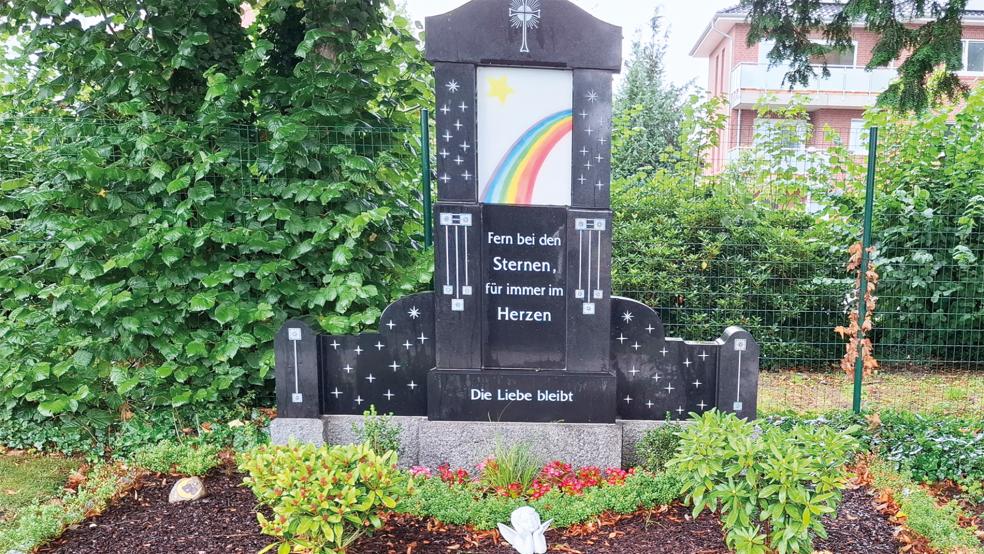 Auf dem neu angelegten Sternenkinderfeld in Papenburg wird ein Gedenkstein mit der jeweiligen Jahreszahl für die Sternenkinder niedergelegt.  © Foto: Marien Hospital Papenburg Aschendorf 