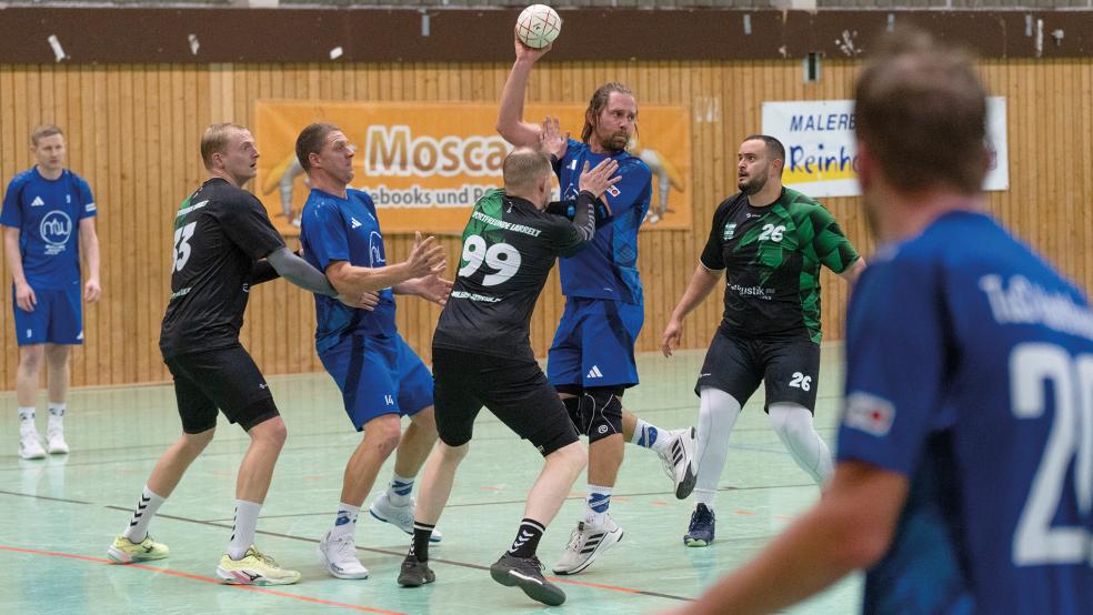 Sven Wilke (am Ball) und der TuS Holthusen müssen gegen die HSG Emden III ihrer Favoritenrolle gerecht werden.  © Foto: Zuidema