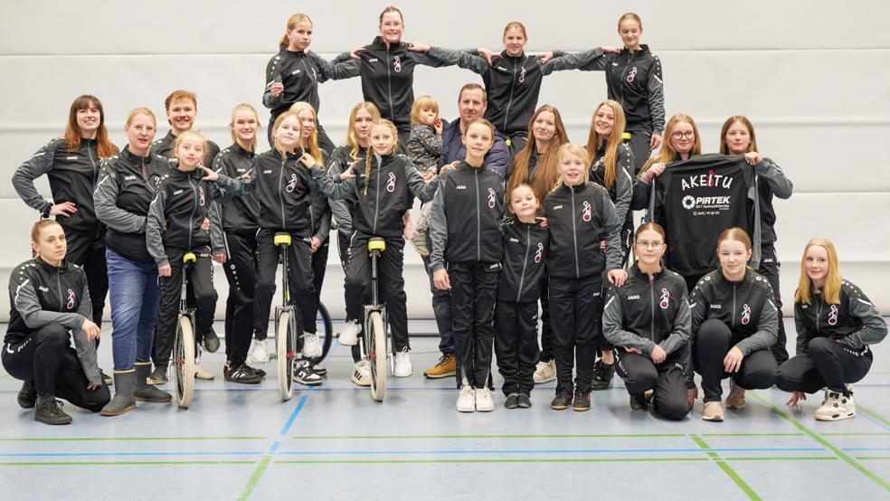 AKEITU, die Akrobatik-Einrad-Turnen-Gruppe des TV Bunde, fiebert auf ihren Auftritt bei der eigenen Turnshow hin.  © Foto: privat