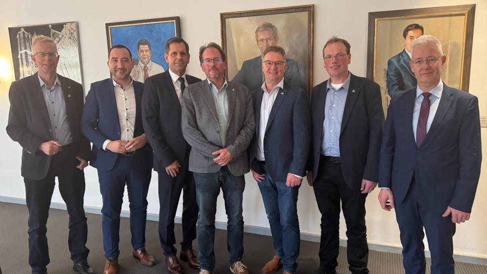 Gemeinsam für Vogelschutz und gegen Gänsefraß: Vertreter vom Landwirtschaftlichen Hauptverein tauschten sich mit Ministerpräsident Olaf Lies (3. von links) aus. Von links: Rudolf Bleeker, SPD-Abgeordneter Nico Bloem, Lies, Carl Noosten, Klaus Borde (Oldendorp), Bernhard Bekebrok und Landrat Matthias Groote.  © privat