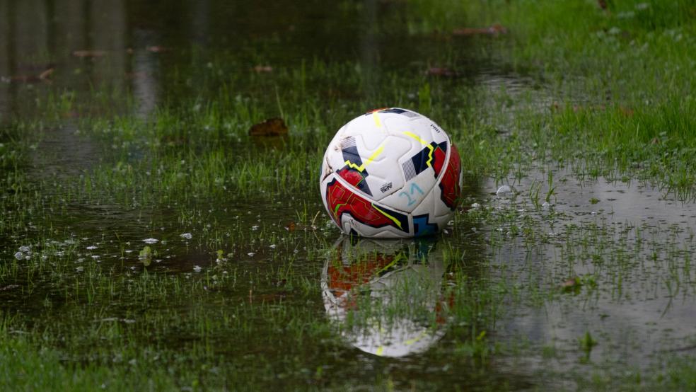 Wegen des vielen Regens der vergangenen Tage ist am Freitagabend in Bunde nicht an Fußball zu denken. © Lohmann