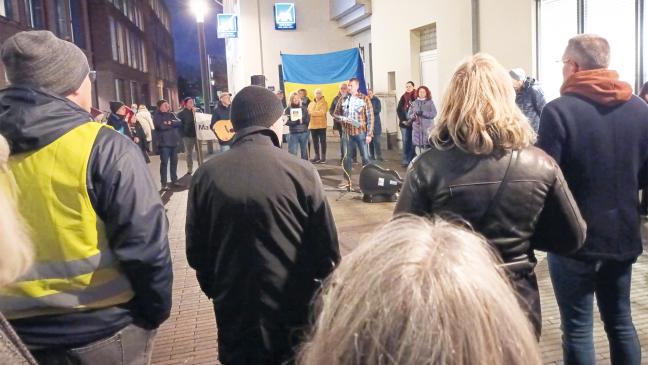 Michael Kröger spricht auf Ukraine-Mahnwache