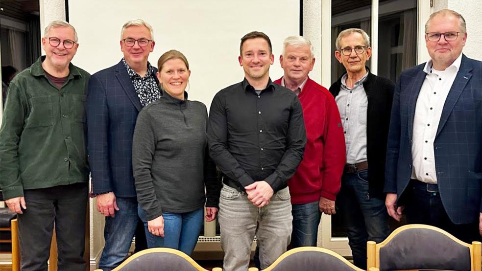 Der Vorstand des Kitaverbandes von links: Carl Friedrich Brüggemann, Helmut Hartema, Alke Eden, Jens Eden, Dieter Voß, Theodor Spekker und Superintendent Thomas Kersten.  © Foto: privat