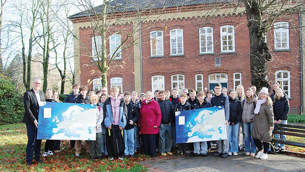 Die französischen Gäste aus Les Pieux mit ihren deutschen Gastgebern und Bürgermeister Heiko Abbas (links). In der Bildmitte Heike Schaller, sie hat vor 40 Jahren den Anstoß für den Austausch zwischen der damaligen Kreisrealschule und dem Collège Le Castillon in Les Pieux gegeben.  © Fotos: Hoegen