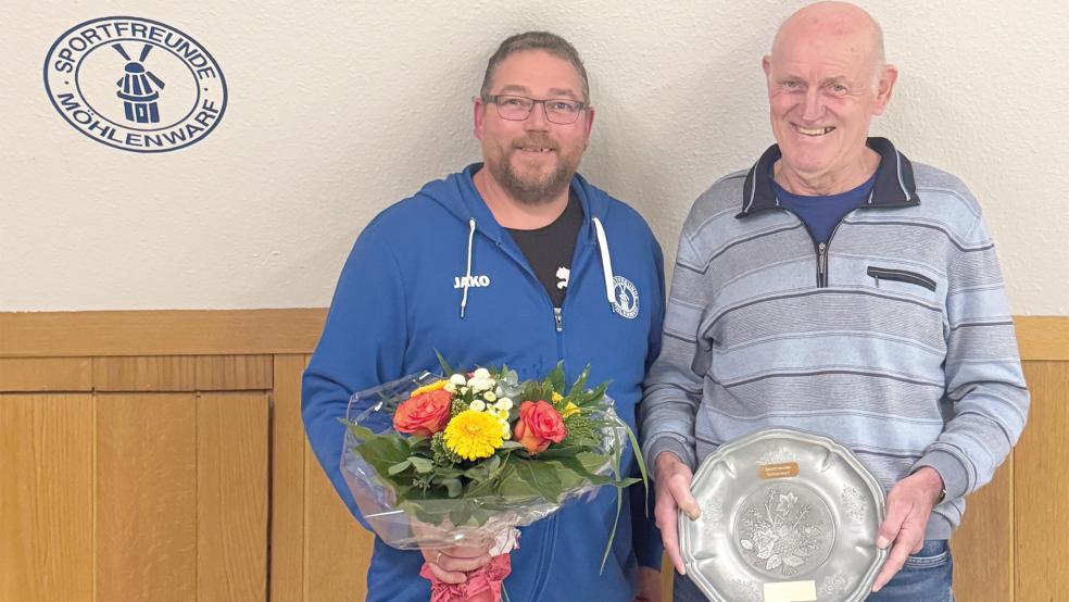 Mario Schoormann (links), 2. Vorsitzender der Sportfreunde Möhlenwarf, nahm die Ehrung Bernhard Schoormanns vor, der seit 64 Jahren im Verein ist.  © Foto: privat