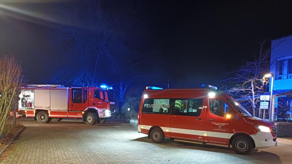 Die Feuerwehr Weener war gestern am späten Nachmittag mit mehreren Fahrzeugen beim Krankenhaus Rheiderland in Weener im Einsatz. © Feuerwehr/Rand