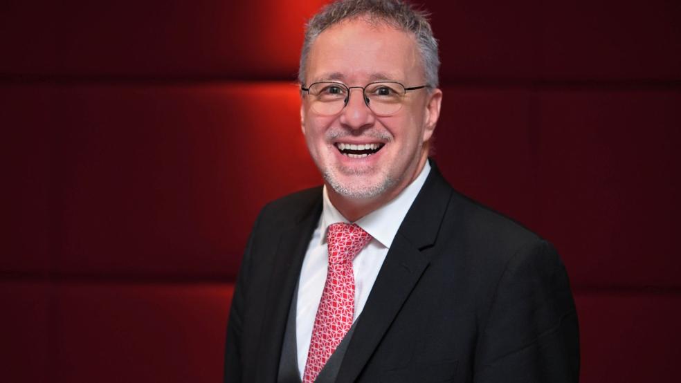 Frank Mertin hat allen Grund zur Freunde, er wird neuer Superintendent im Kirchenkreis Emden-Leer.  © privat