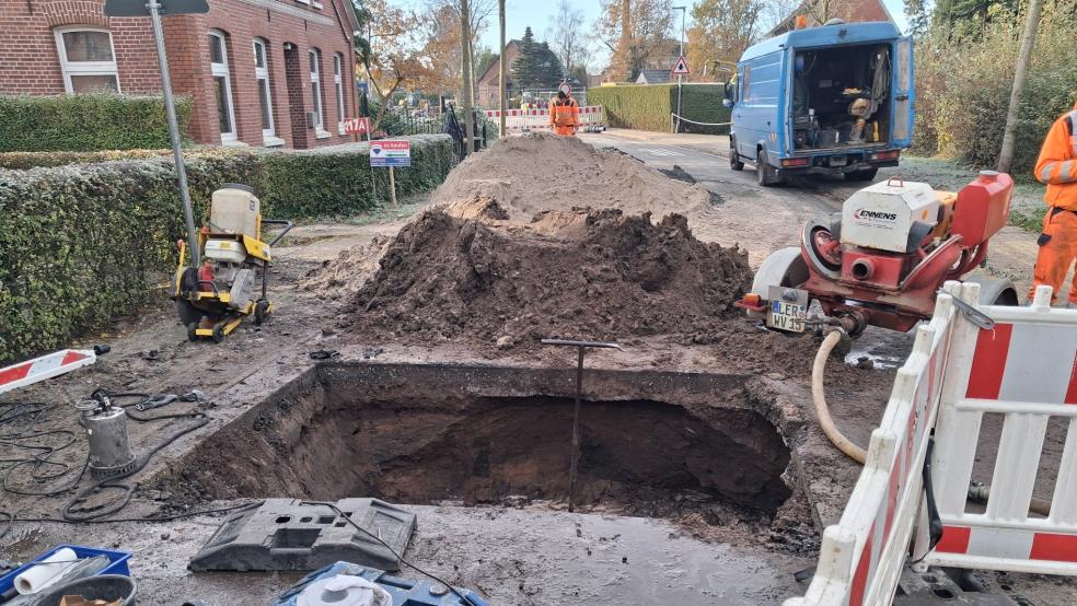 Die Reparaturarbeiten an den betroffenen Wasserleitungen nach einem Leitungsschaden in Bunde und einem Rohrbruch in Bunderhee laufen gerade.  © Berents