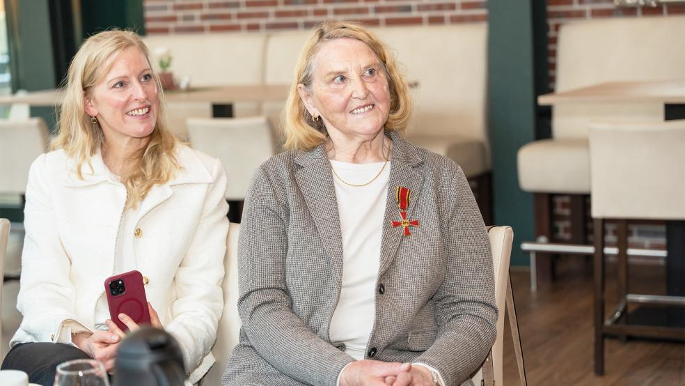 Anna Uphoff (rechts) bekam im Beisein ihrer Tochter Anja Patermann für ihr Engagement in der Evangelisch-lutherischen Kirchengemeinde Walle das Bundesverdienstkreuz überreicht.  © Foto: Landkreis Aurich