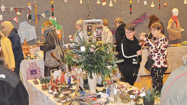 Ehrenamtliche bestücken Basar in Leer