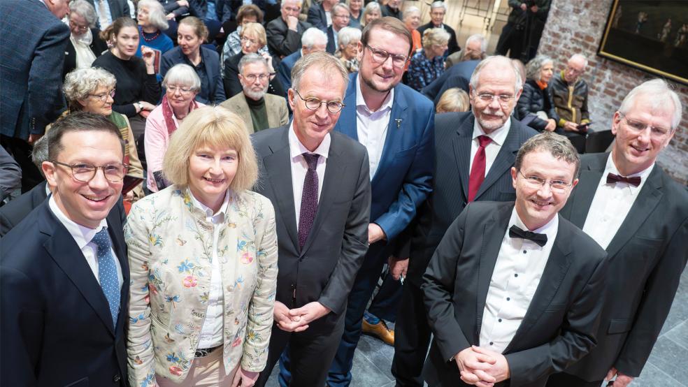 Kamen zum Jubiläum zusammen (von links): Wissenschaftsminister Falko Mohrs (SPD), Kirchenpräsidentin Susanne Bei der Wieden, Hans Ulrich Anke (Präsident des EKD-Kirchenamtes), Oberbürgermeister Tim Kruithoff, Michael Beintker (wiss. Beirat der Bibliothek), Kestutis Daugirdas (Wiss. Vorstand der Bibliothek), Gerhard Plenter (kaufm. Vorstand der Bibliothek).  © Foto: privat
