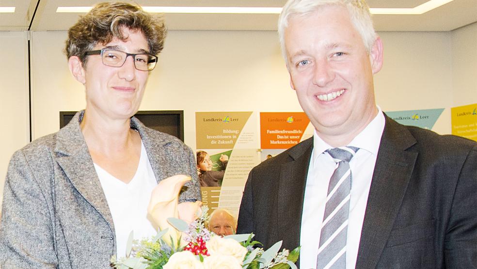 Die Stelle der Ersten Kreisrätin Jenny Daun - hier mit Landrat Matthias Groote – wird neu ausgeschrieben.  © Archivfoto: Hanken