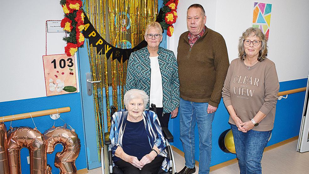 Ilse Marienhoff (von links) feierte ihren 103. Geburtstag. Auch Hildegard Hinderks (stellvertretende Landrätin), Helmut Plöger (stellvertretender Bürgermeister) und die Ortsvorsteherin Harmine Behrends kamen zum Gratulieren ins Seniorenheim »Auf der Wierde«.  © Foto: privat