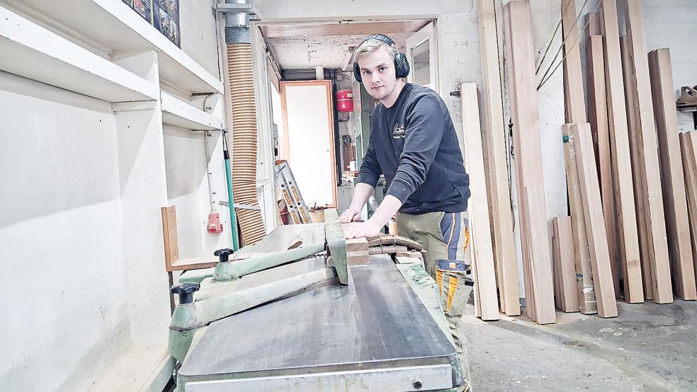 Der 19-Jährige arbeitet für sein Leben gern mit Holz. Er gehe darin richtig auf.  © Foto: Berents